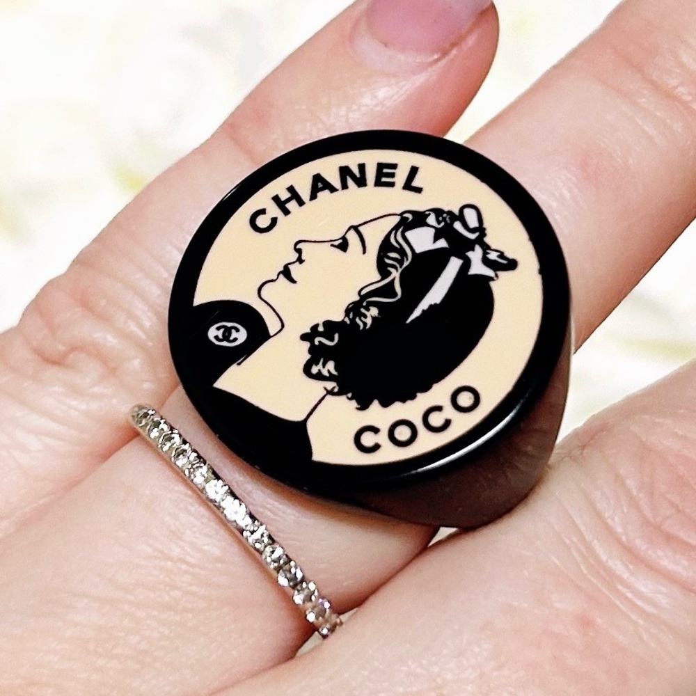 Authentic Chanel RARE Vintage 2003 Pink / Black Coco Chanel Acrylic Ring - Picture 13 of 14